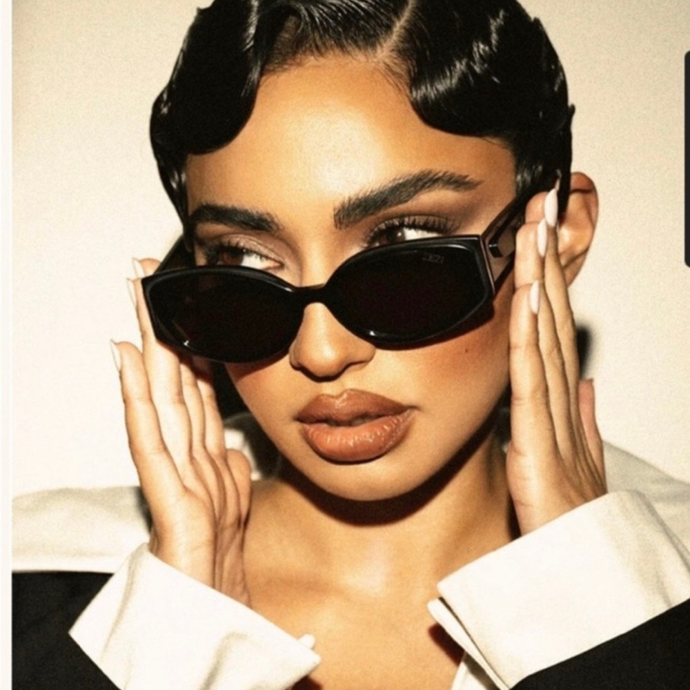 DEZI Bold Black Sunglasses
